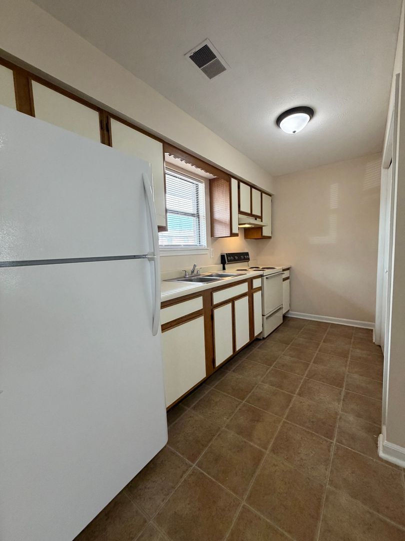 Richmond Apartment: 390 Gibson Lane