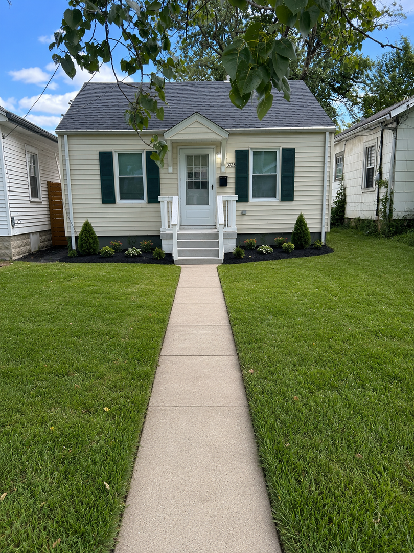 Louisville House: 3723 Center St