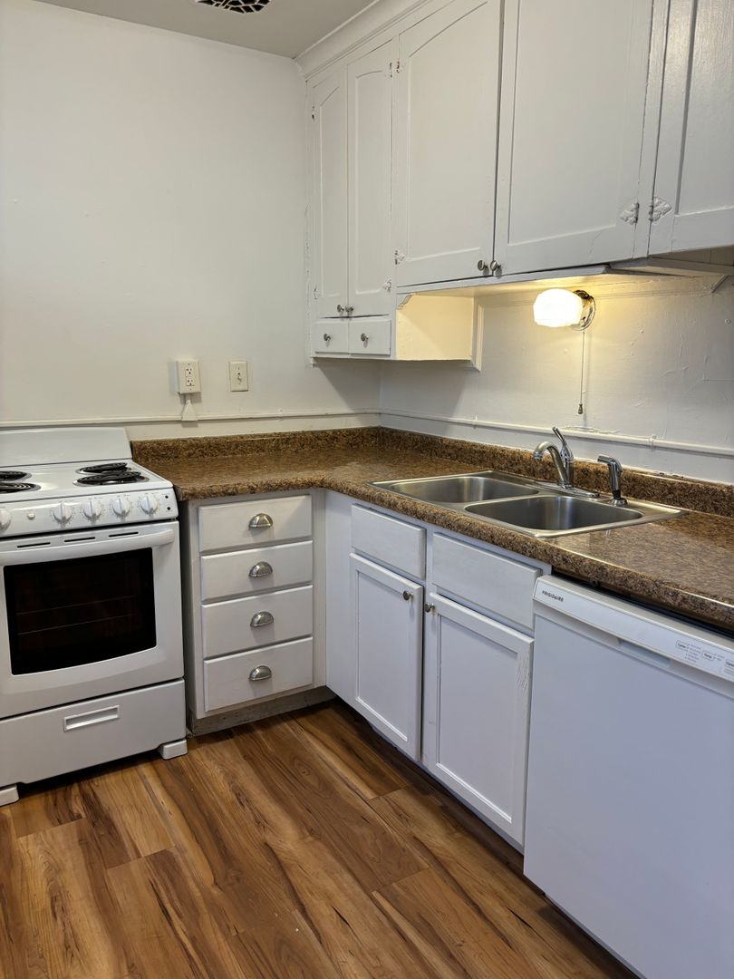 St. Paul Apartment: 1947 Grand Ave