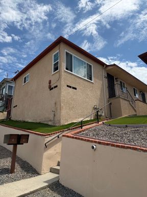 1BR / 1BA DUPLEX FOR RENT – photo 1