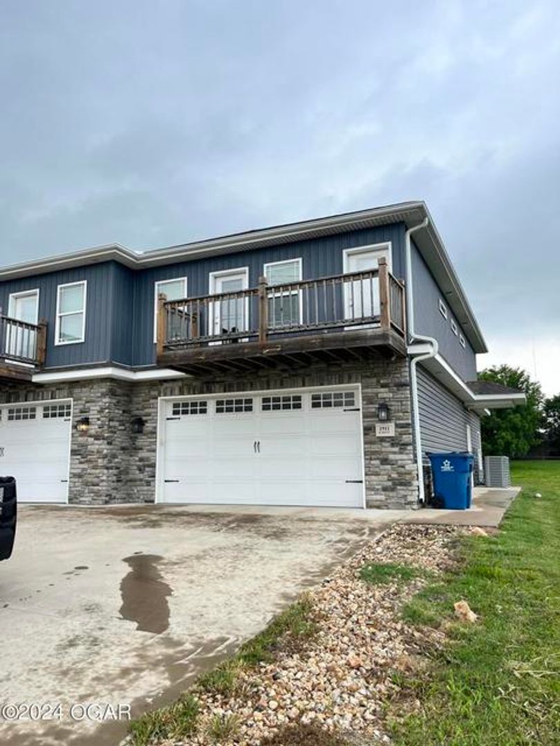Joplin Townhome: 1911 W 26th St