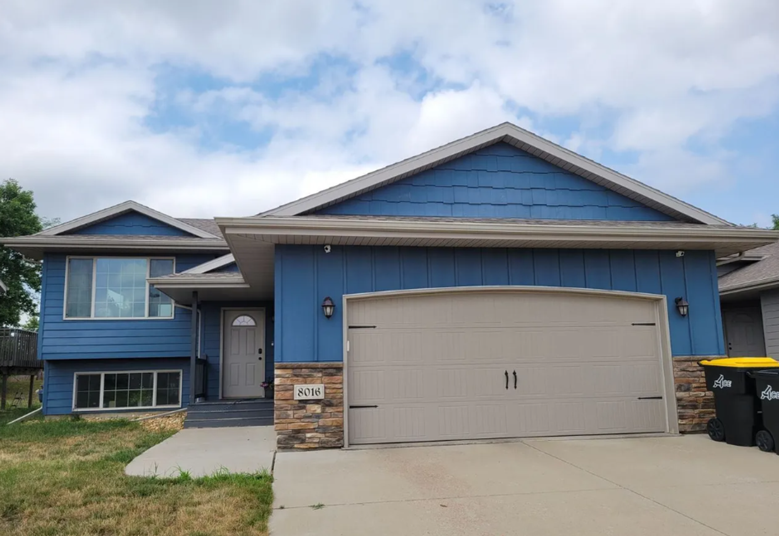 Sioux Falls House: 8016 W Vista Park St