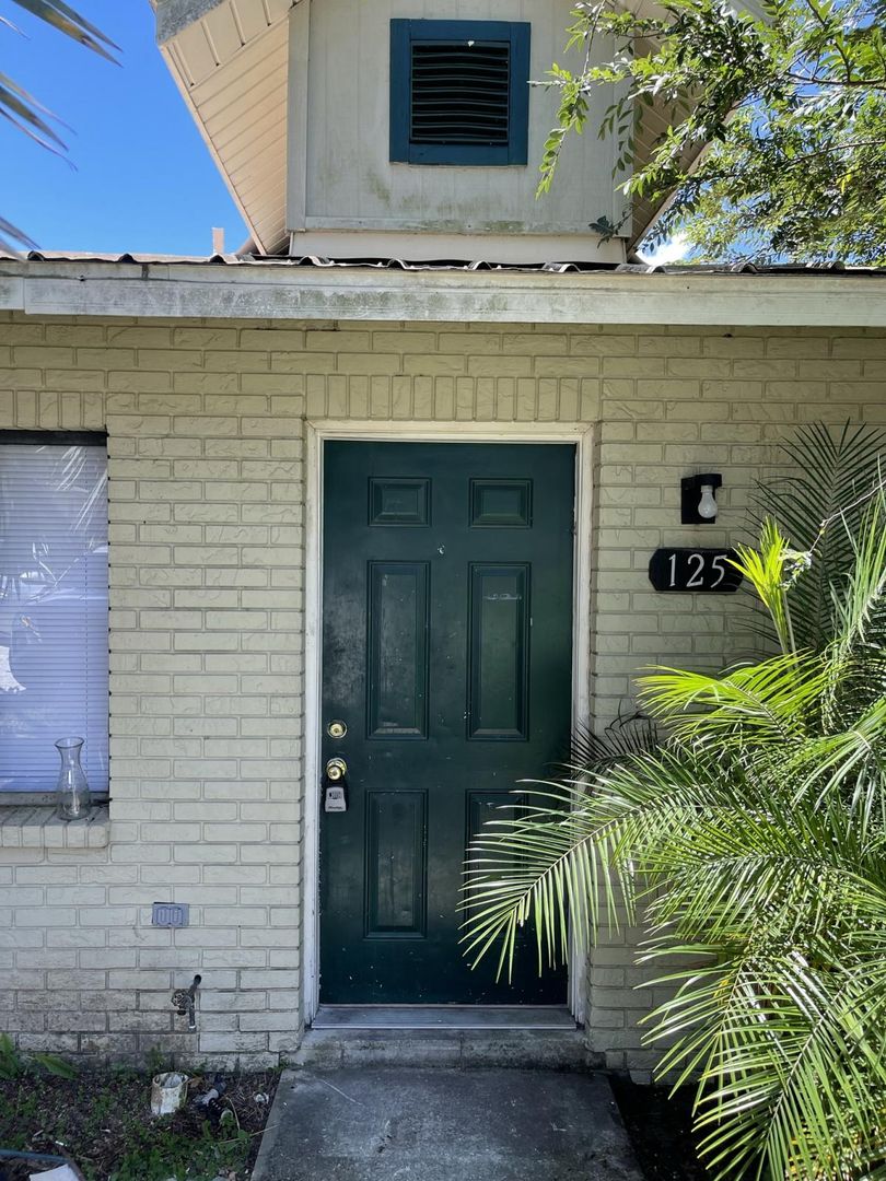 Auburndale House: 125 Rebecca Lane