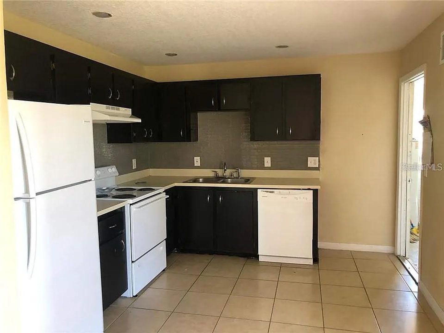 WAL-A9-330 Colonade Ct 2 of 6