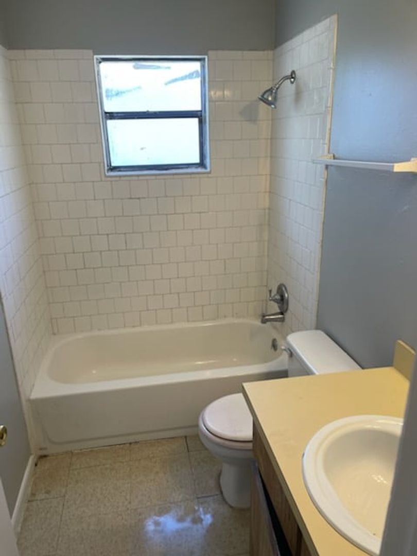 Lakeland House: 2830 Skyview Dr