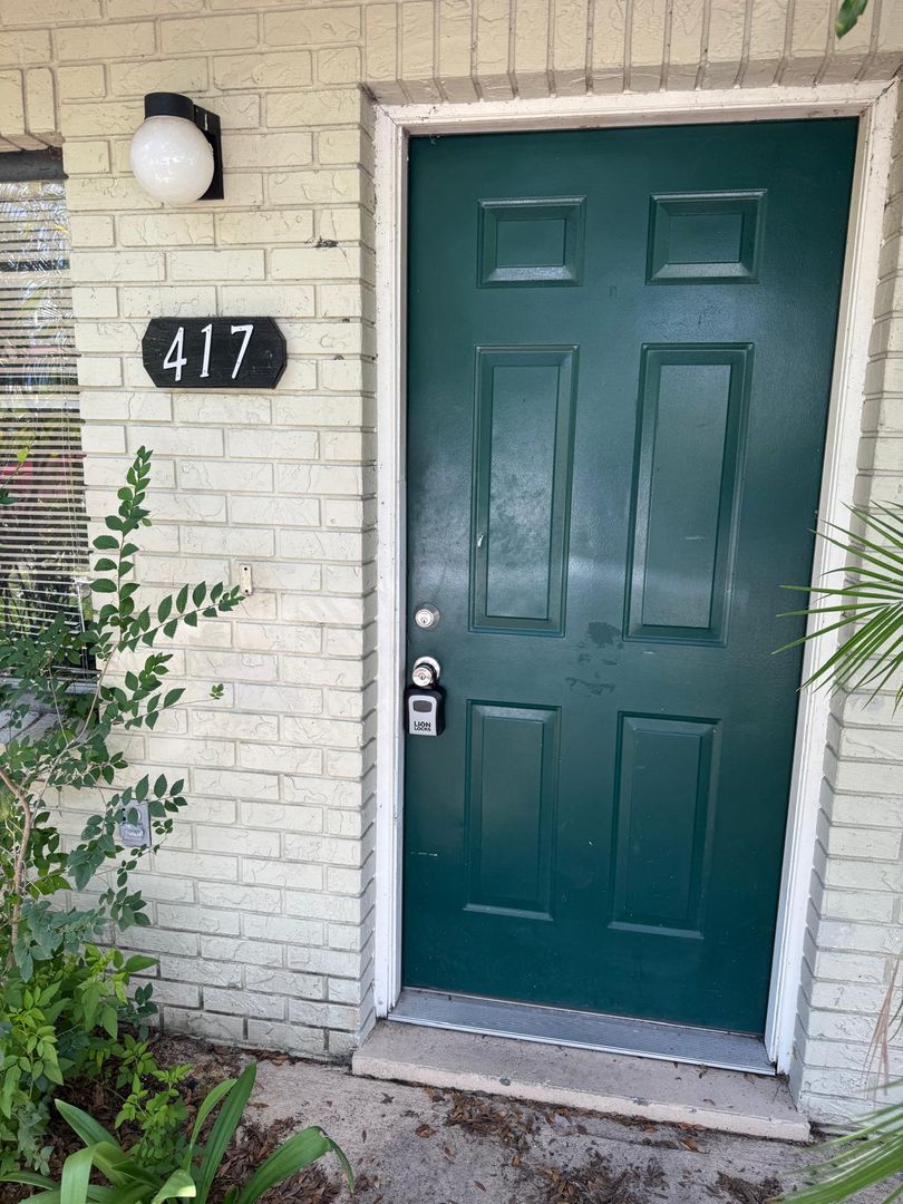 Auburndale House: 417 Century Blvd.