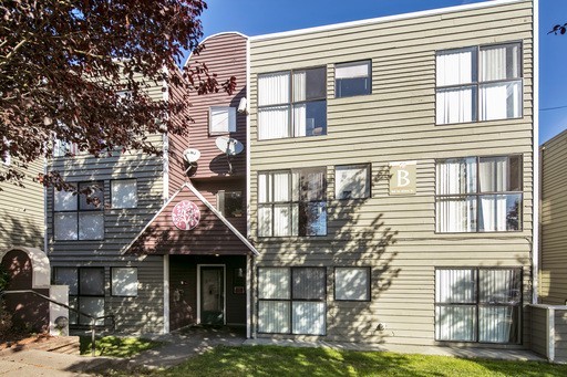 Seattle Apartment: 910 N 104th St