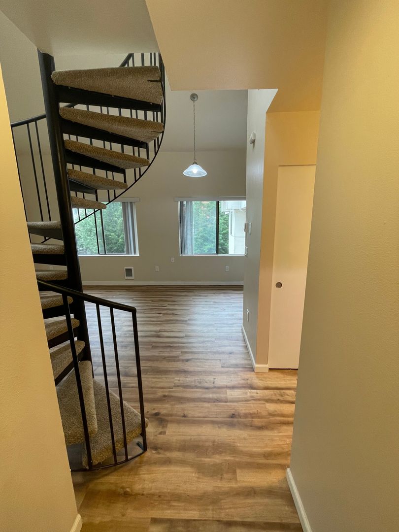 Seattle Apartment: 400 10th Ave