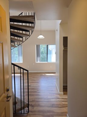 Beautiful loft in the heart of Seattle! Move-in Special: 6 Weeks FREE! – photo 1
