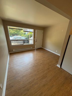 Cute 1 bedroom near Discovery Park with Laundry in Unit. Move In Incentive 6 Weeks Free! – photo 1