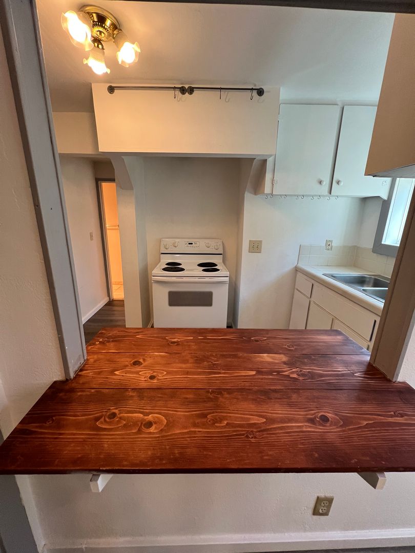 Seattle Apartment: 1919 N 50th St