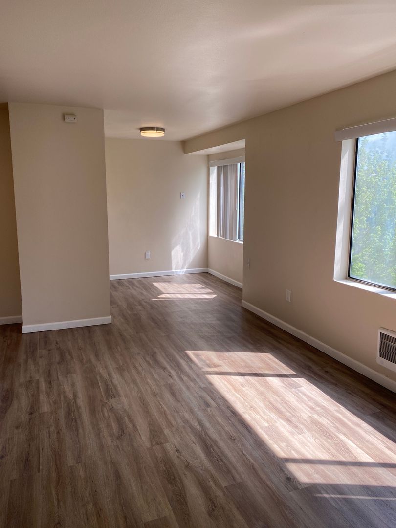 Seattle Apartment: 400 10th Ave