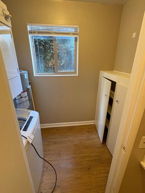 Cute 2 bedroom near Discovery Park with Laundry in Unit. Move In Incentive 6 Weeks Free! – photo 1
