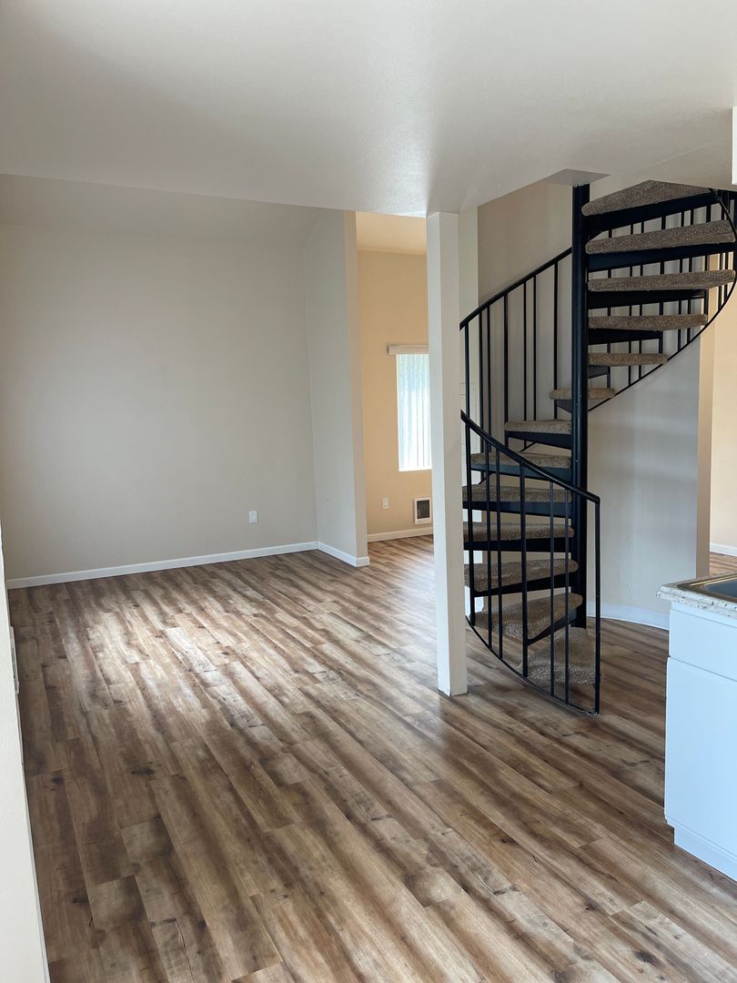 Seattle Apartment: 400 10th Ave