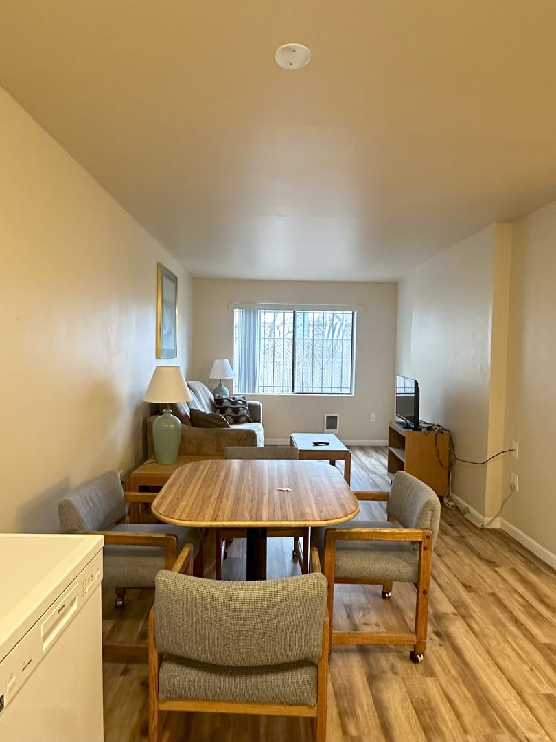 Seattle Apartment: 400 10th Ave
