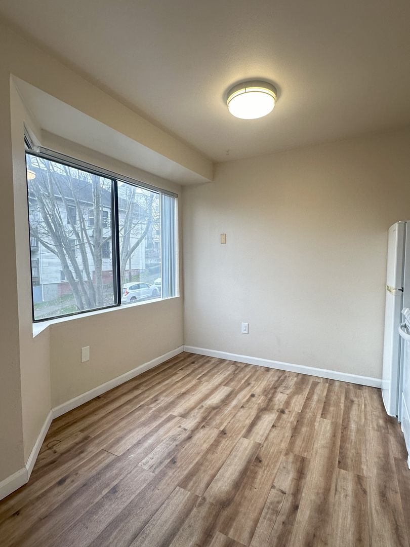 Seattle Apartment: 400 10th Ave