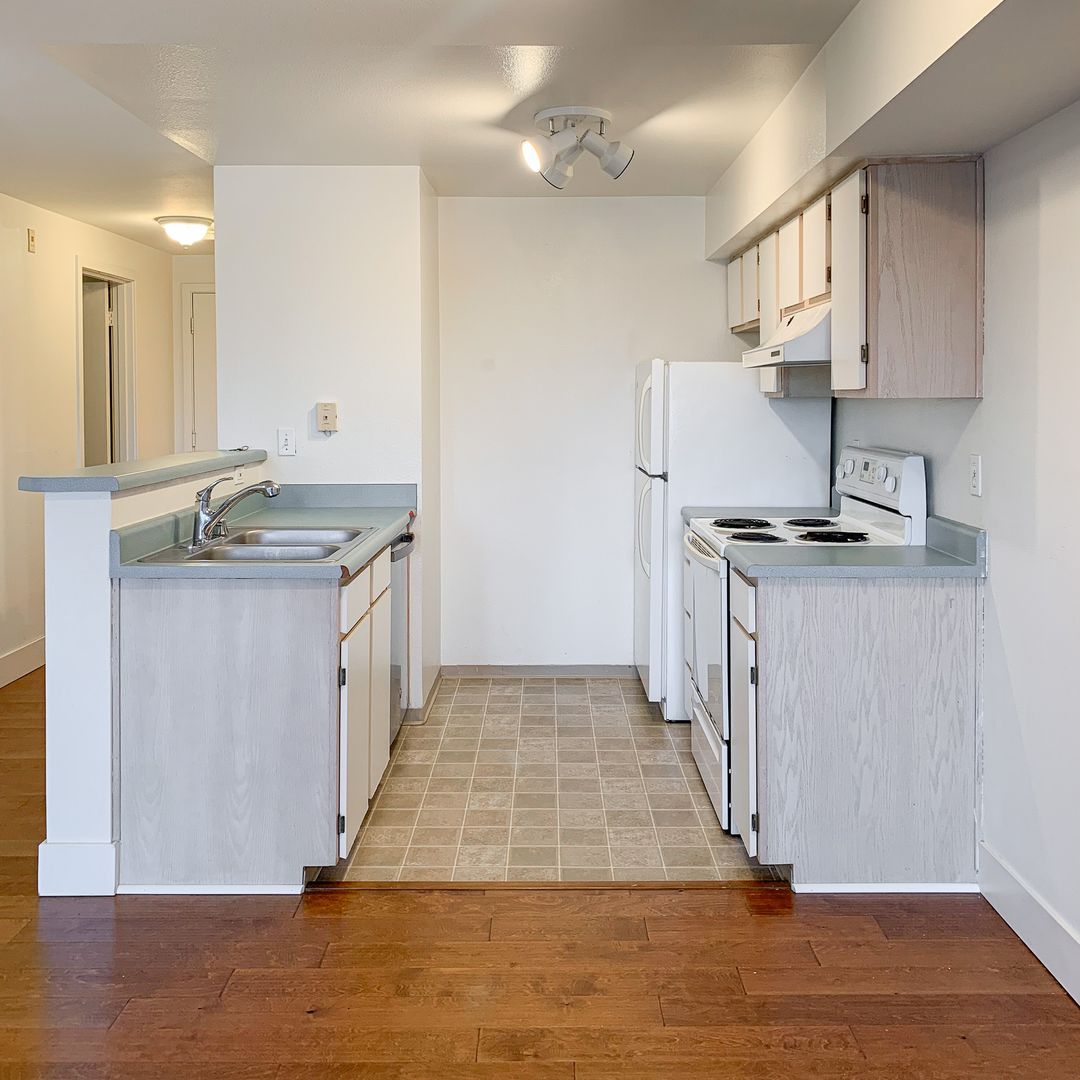 Seattle Apartment: 9400 Roosevelt Way NE