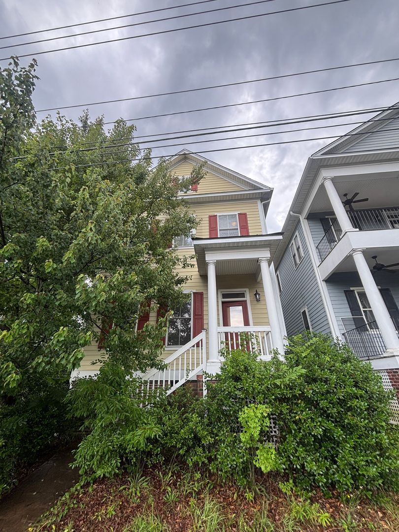 Columbia House: 1010 Woodrow Street
