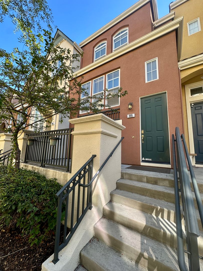 Santa Clara House: 995 Cole Place