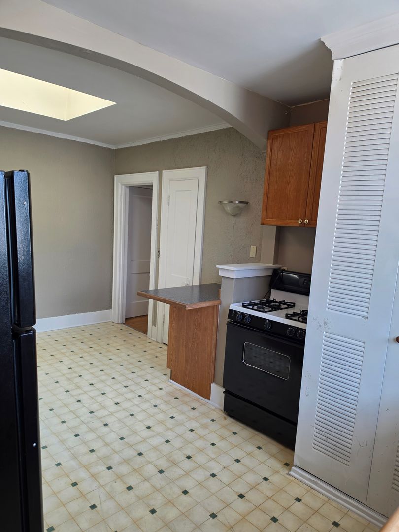 Lansing Apartment: 2011 E. Michigan Avenue