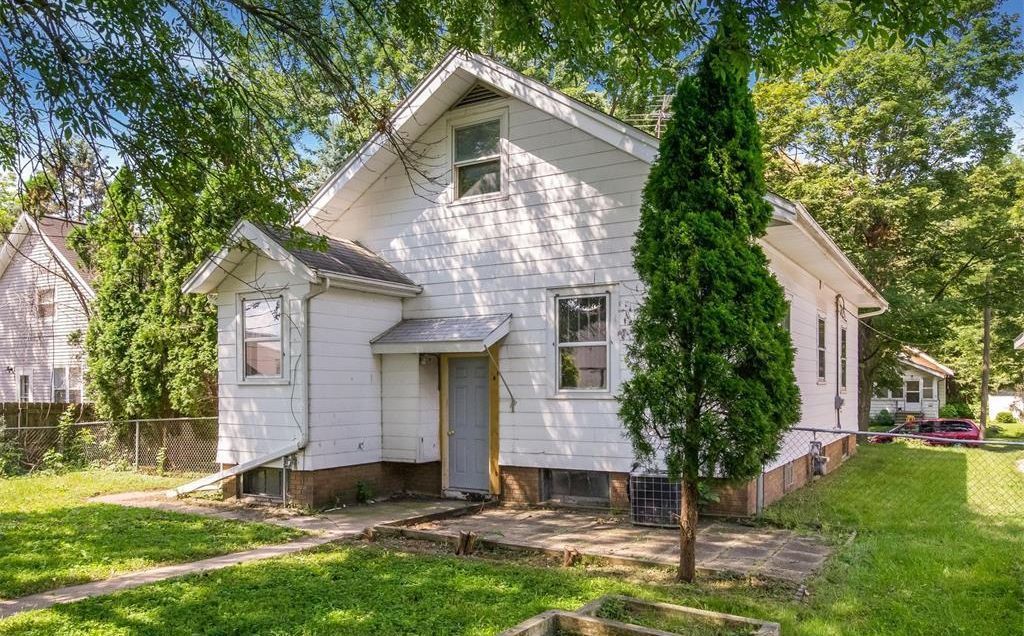Cedar Rapids House: 1050 17th St NE