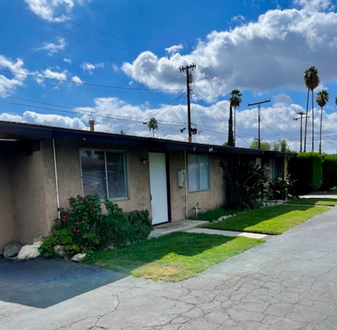 Hemet Apartment: 560 E. Oakland Avenue