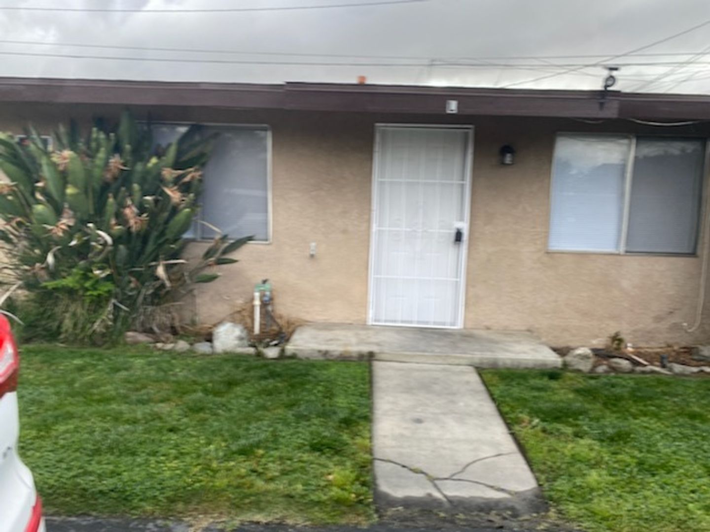 Hemet Apartment: 560 E. Oakland Avenue