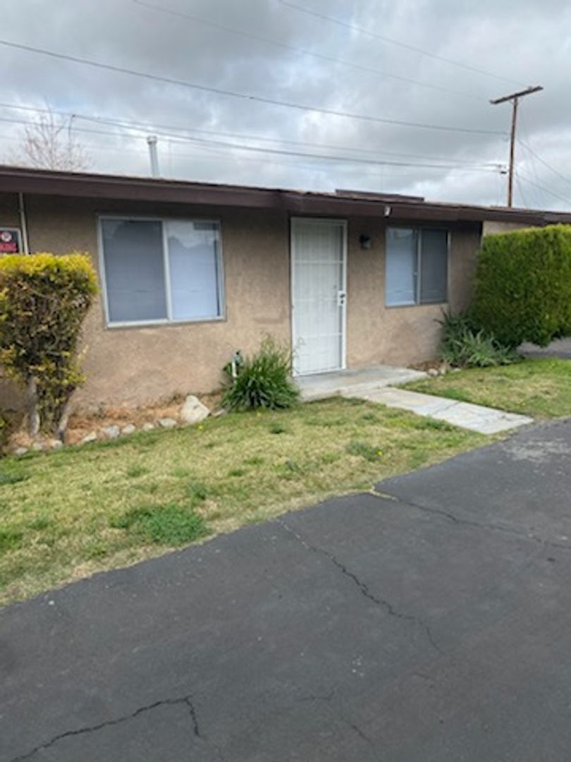 Hemet Apartment: 560 E. Oakland Avenue