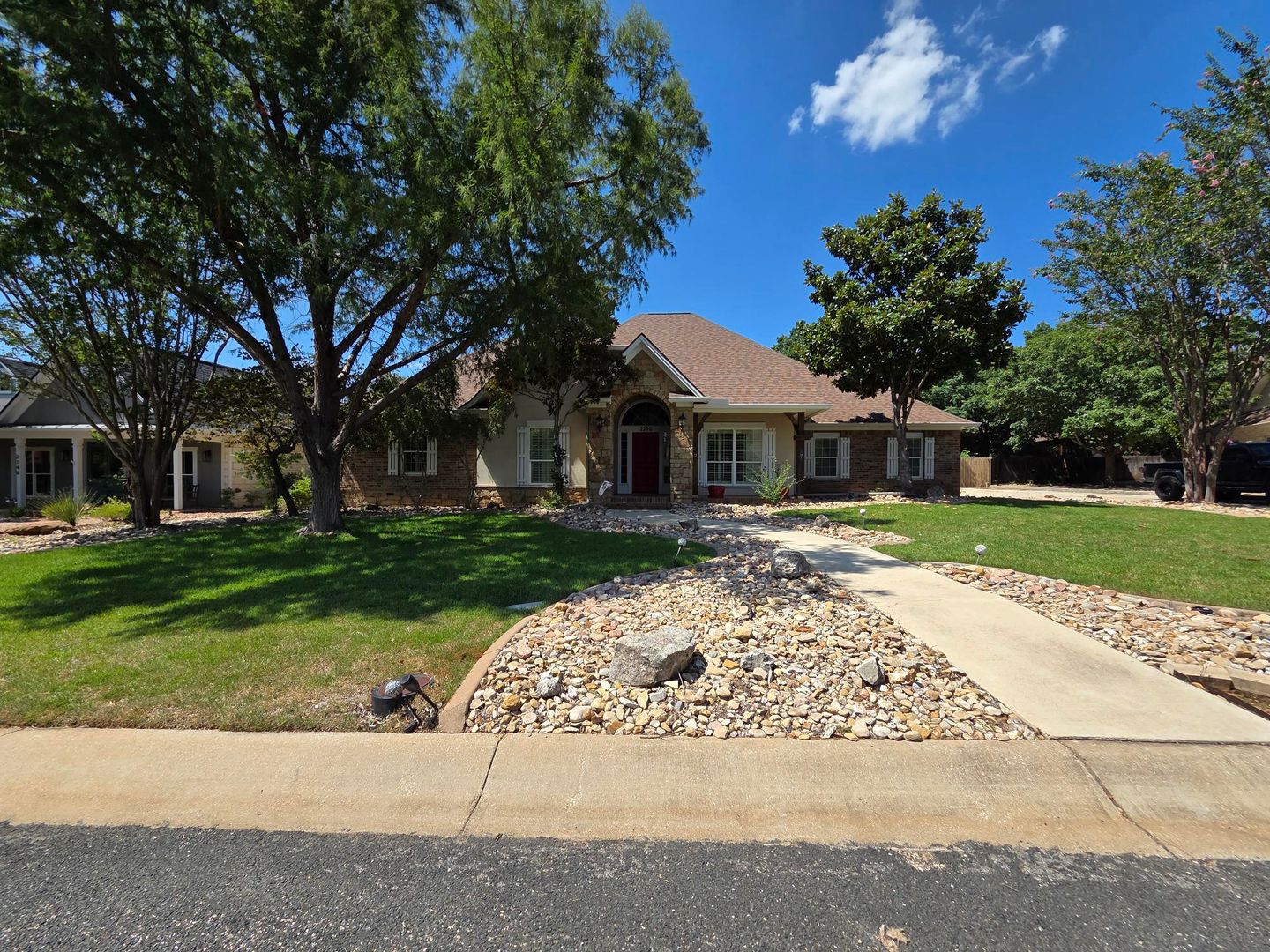 Fredericskburg House: 2150 Hedgestone