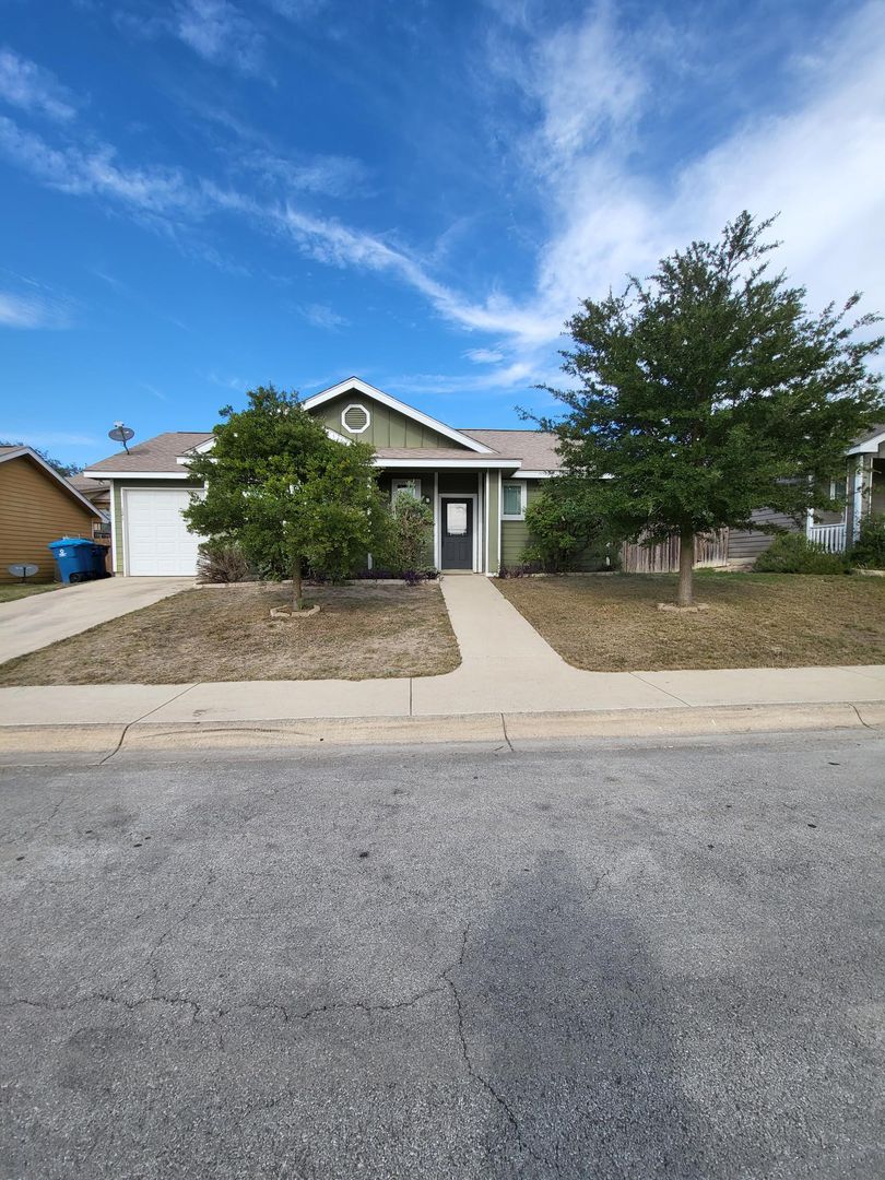 Kerrville House: 121 Ivy Lane