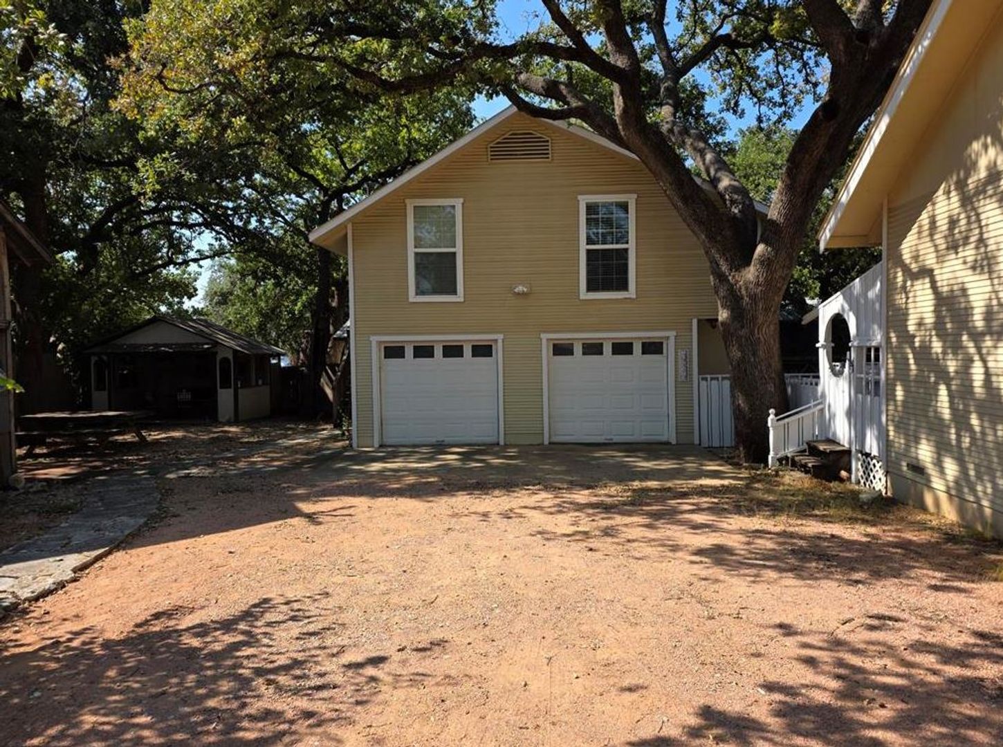 Fredericksburg House: 109 W Travis - Tree House