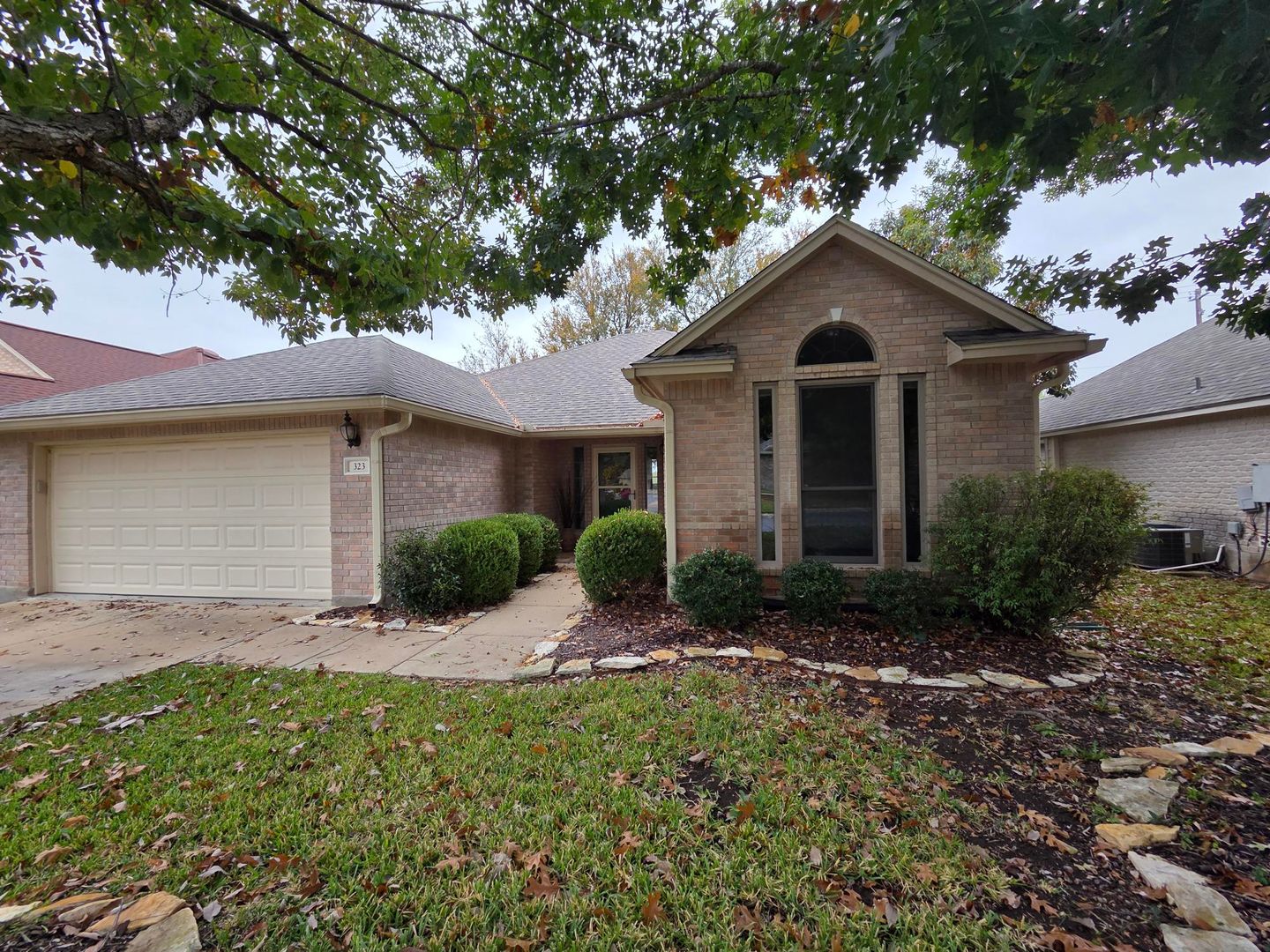 Fredericksburg House: 323 Chase Oaks Pl