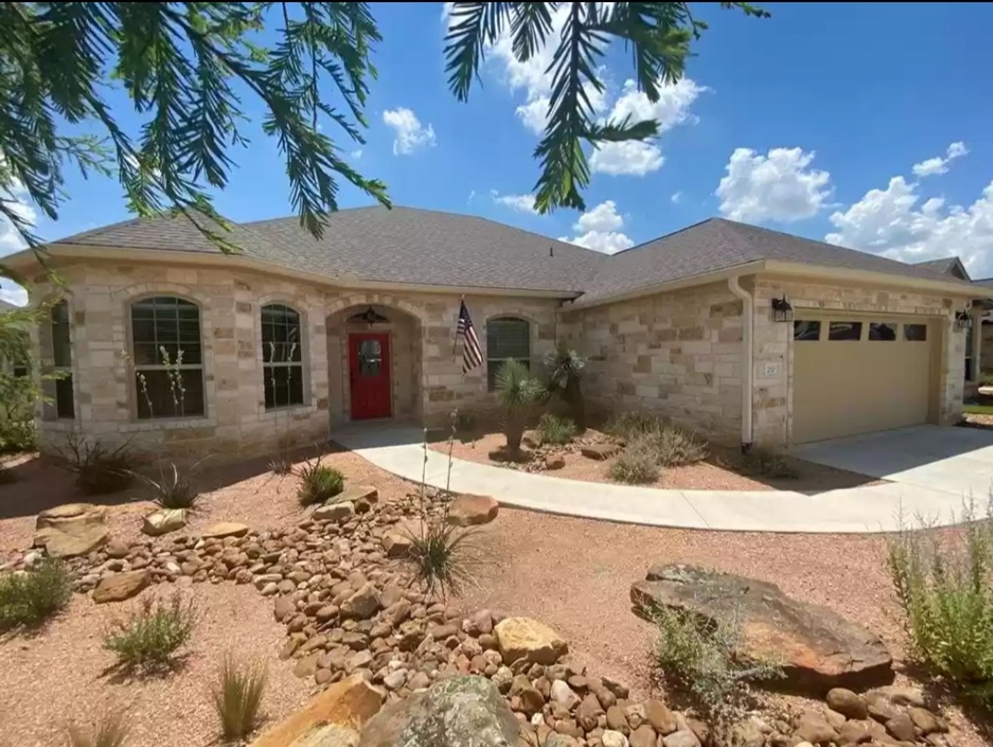 Fredericksburg House: 210 Dudley Way