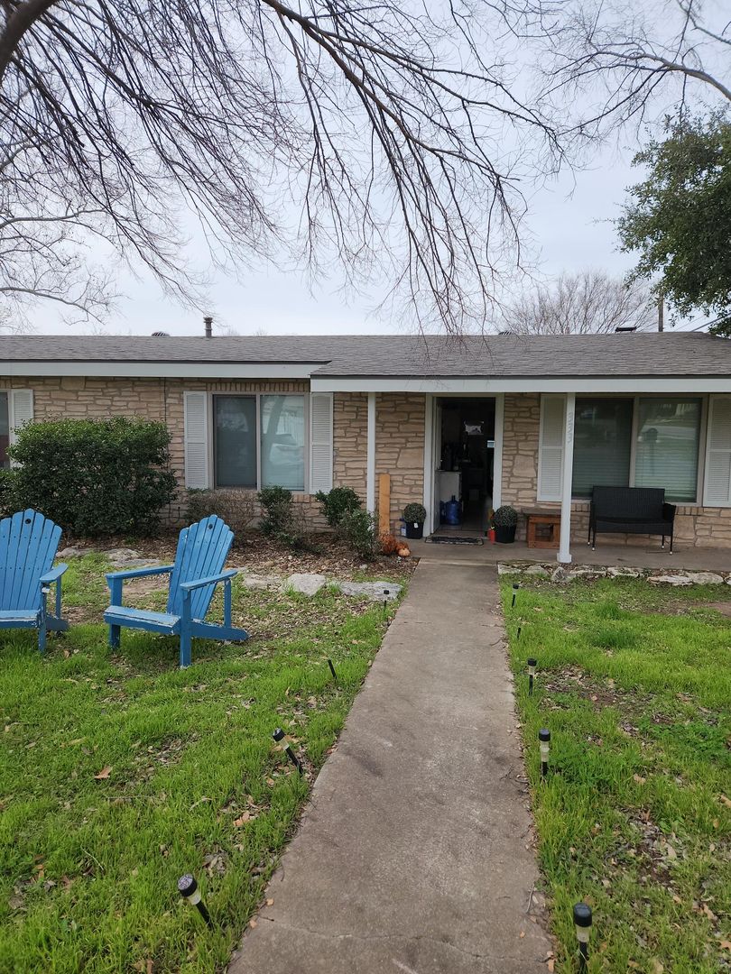 Fredericksburg House: 333 W Nimitz