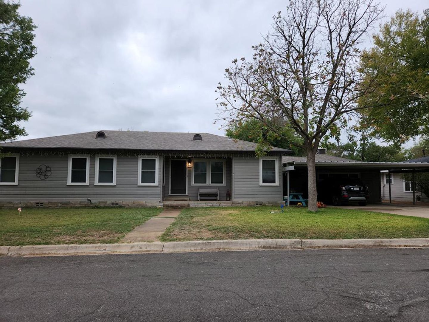 Kerrville House: 705 Lee St