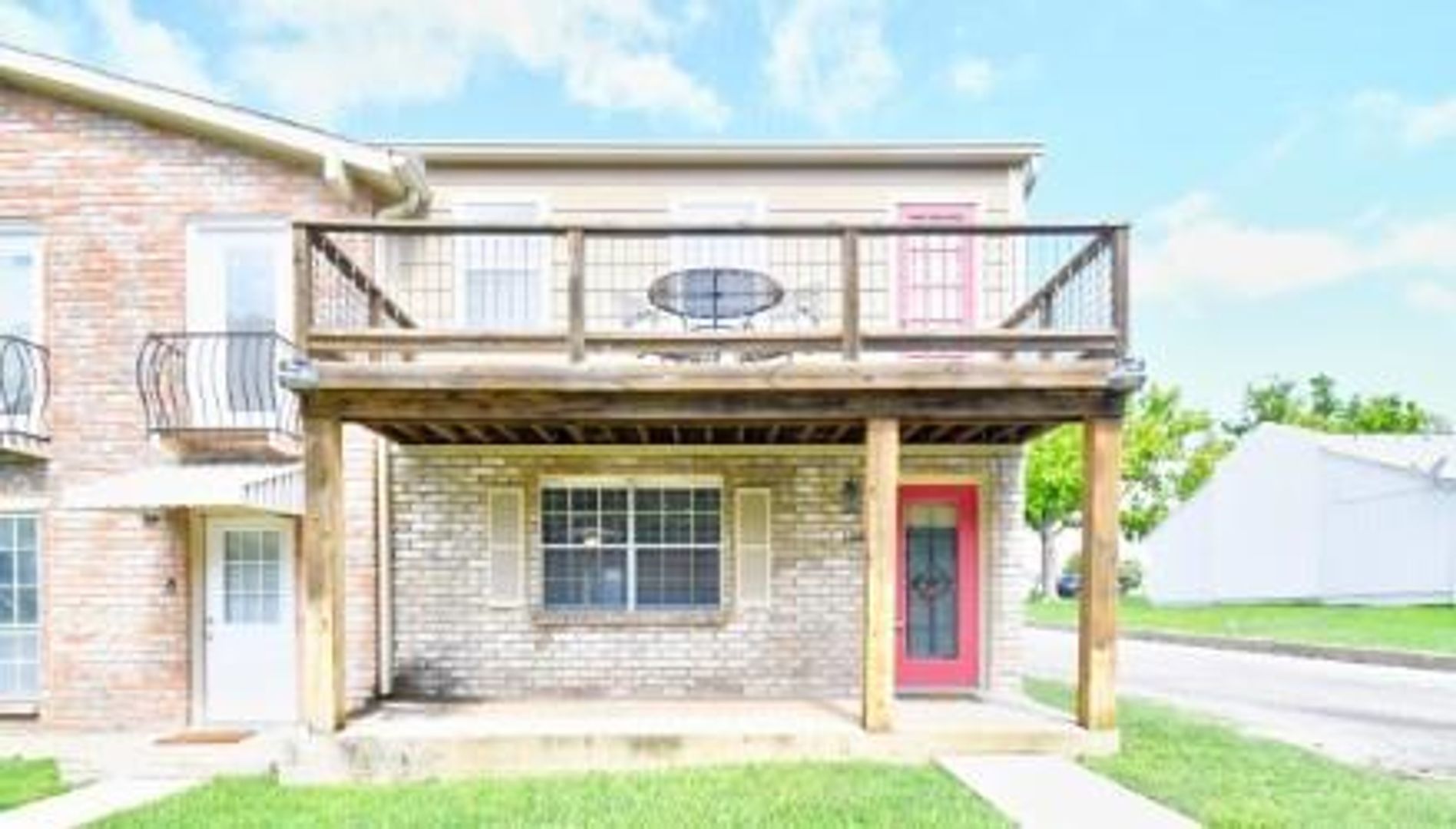 Kerrville House: 1944 Leslie Dr.