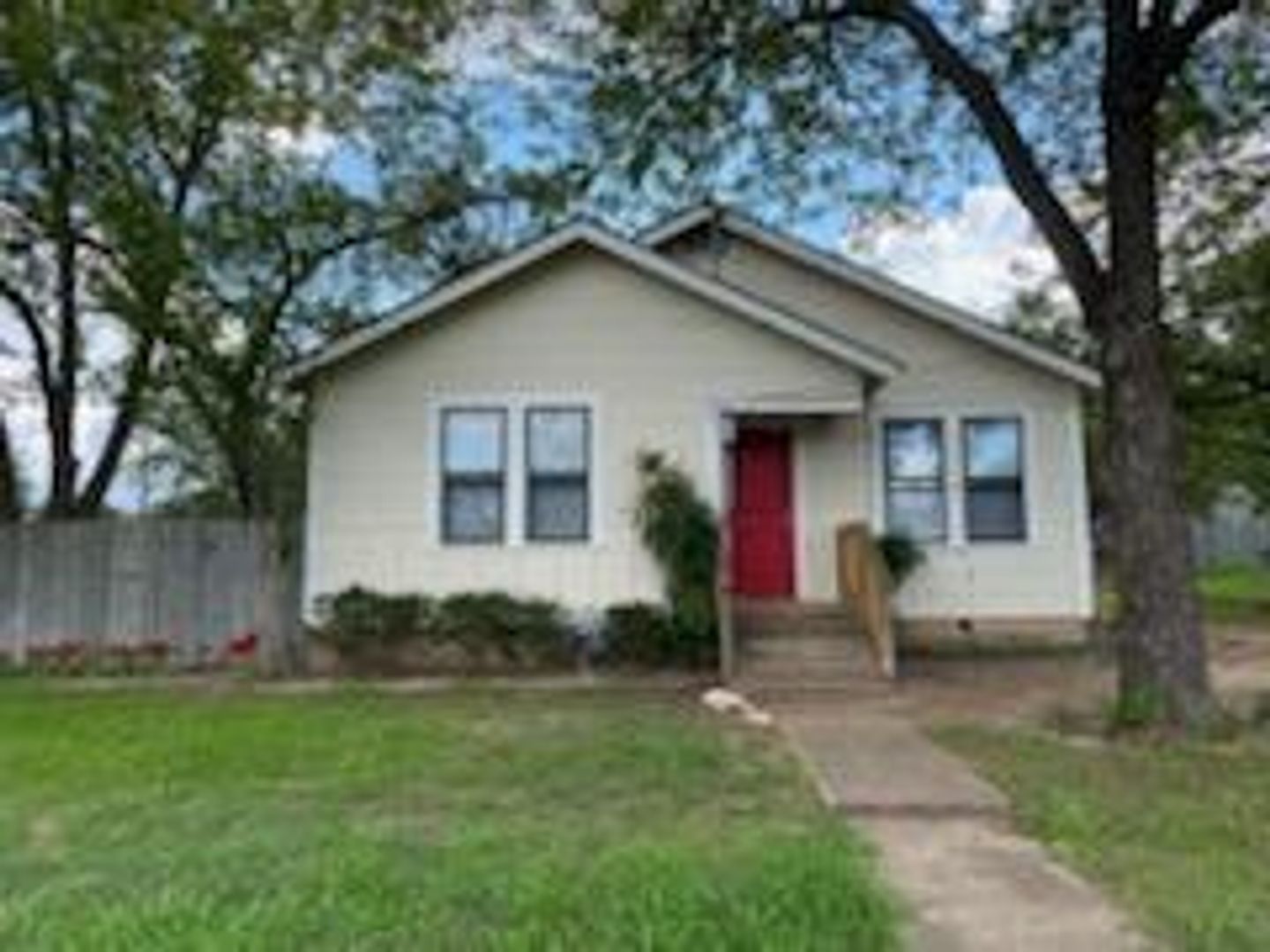 Fredericksburg House: 201 W. Walch Ave
