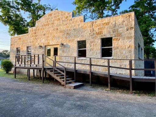 FOR LEASE!! Great location! – photo 1