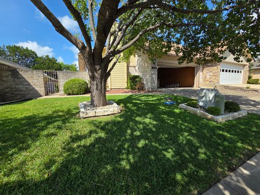 FOR LEASE!! Great location! – photo 1