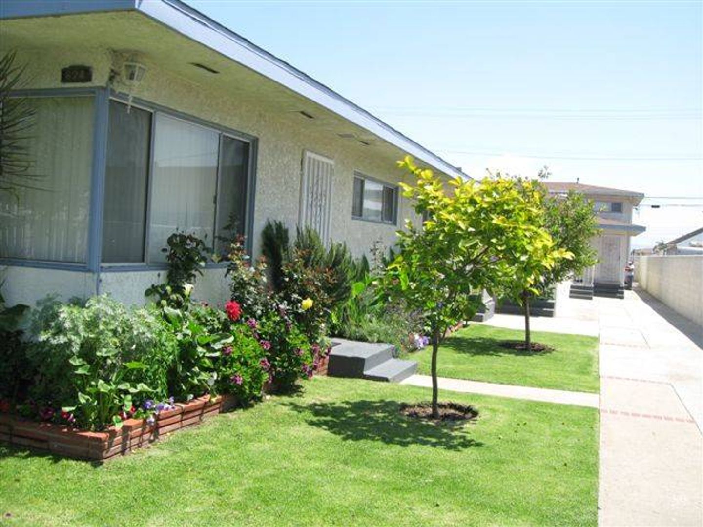 Inglewood Apartment: 624 E 99th St