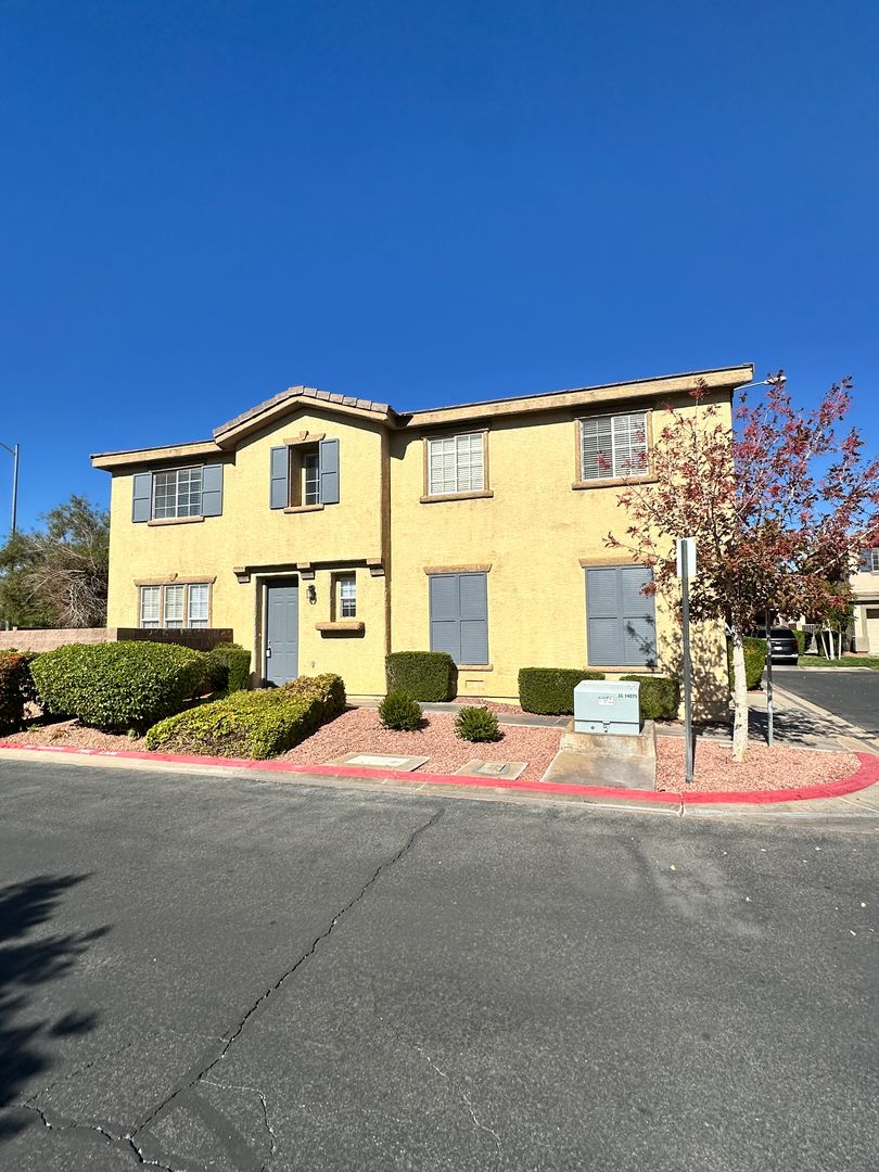 Henderson House: 63 Puerto Azul Trail