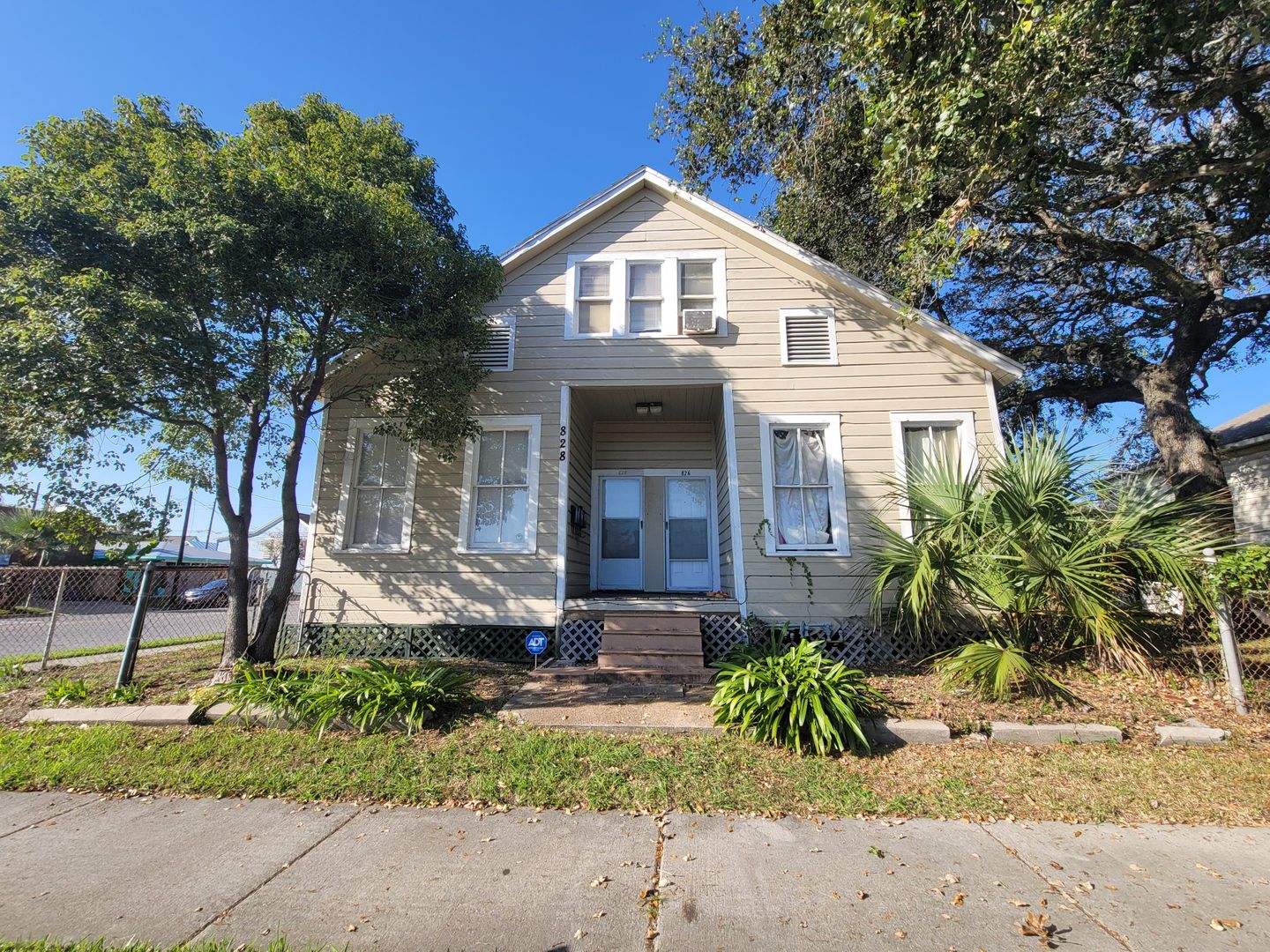 Galveston Apartment: 826 Broadway