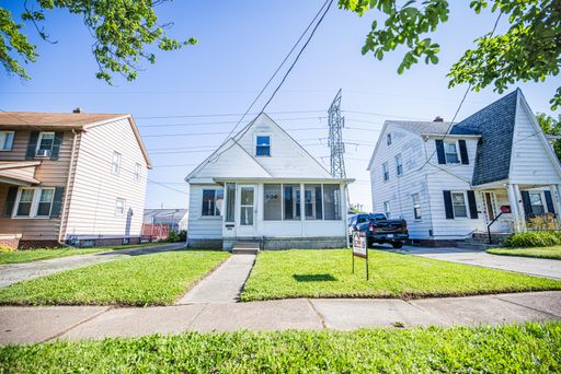 Very Cute Three Bedroom Home with Loft and Central Air! – photo 1