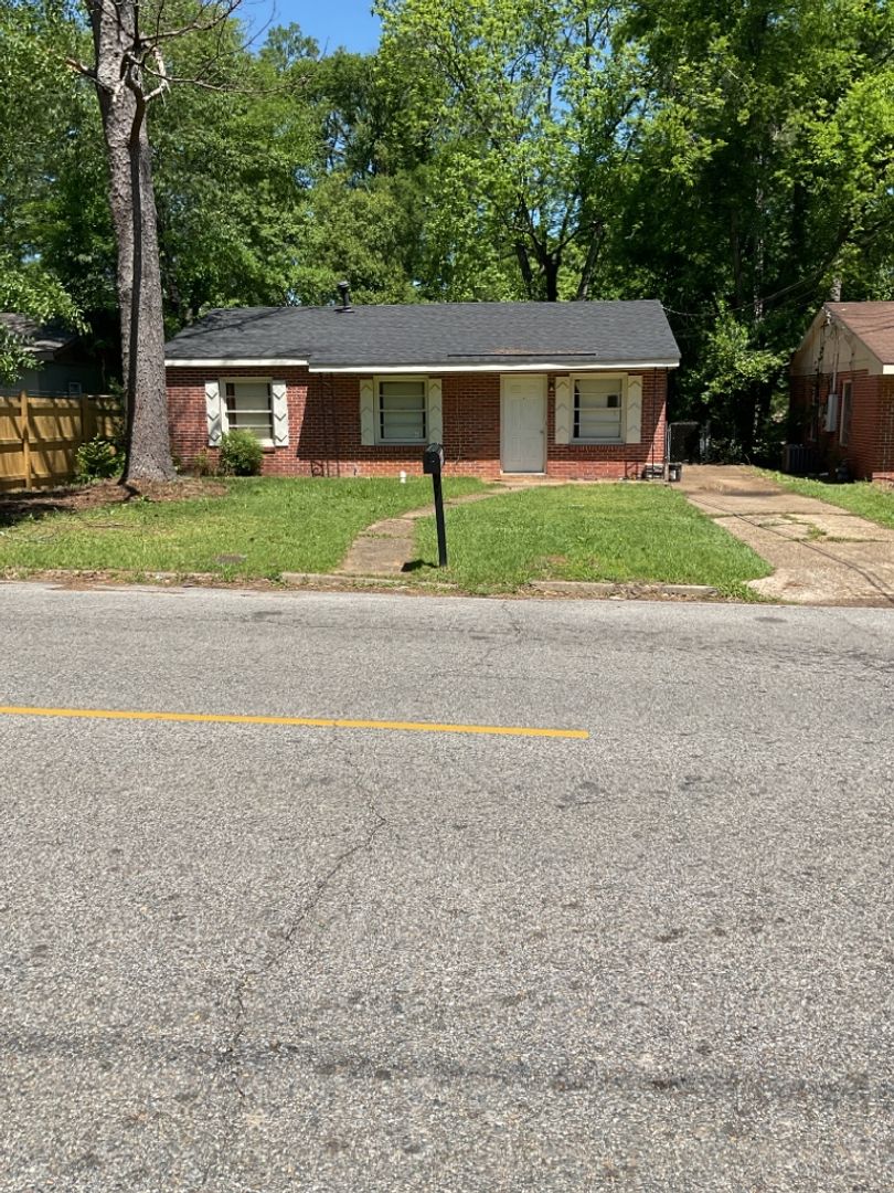 Montgomery House: 2205 E 5th Street