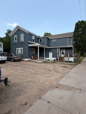 Spacious 1 Bedroom Upper Apartment — Available October 1 – photo 1