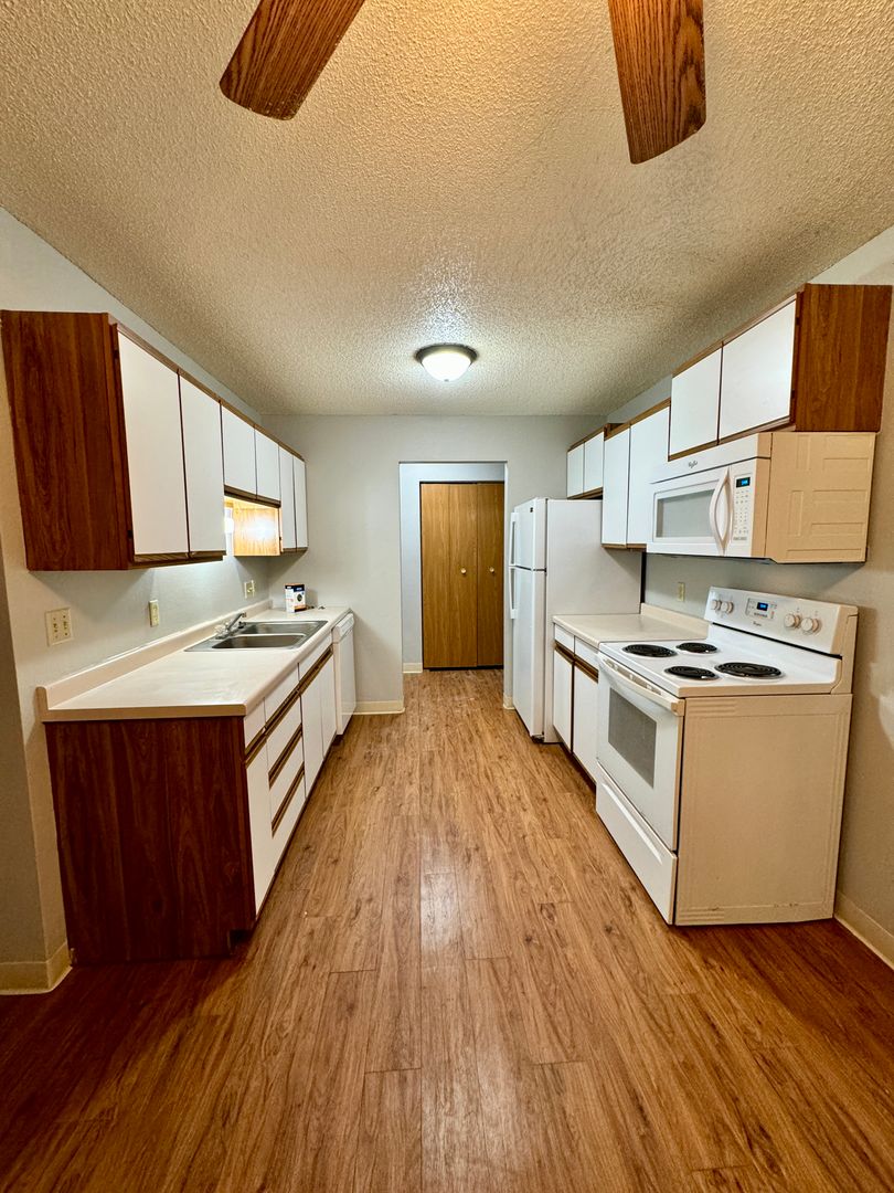 Roseau Apartment: 301 6th St SW