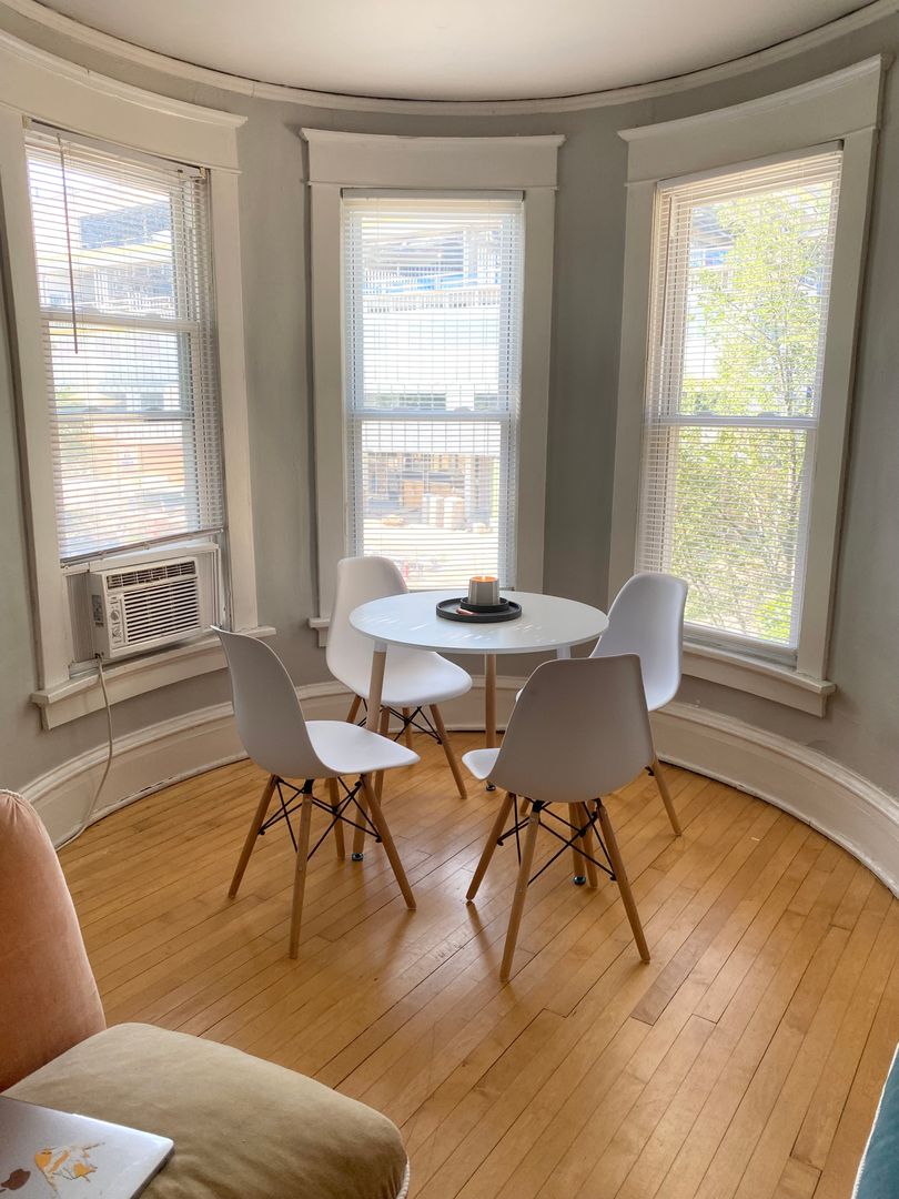 Milwaukee Apartment: 2105 E Kenwood Blvd