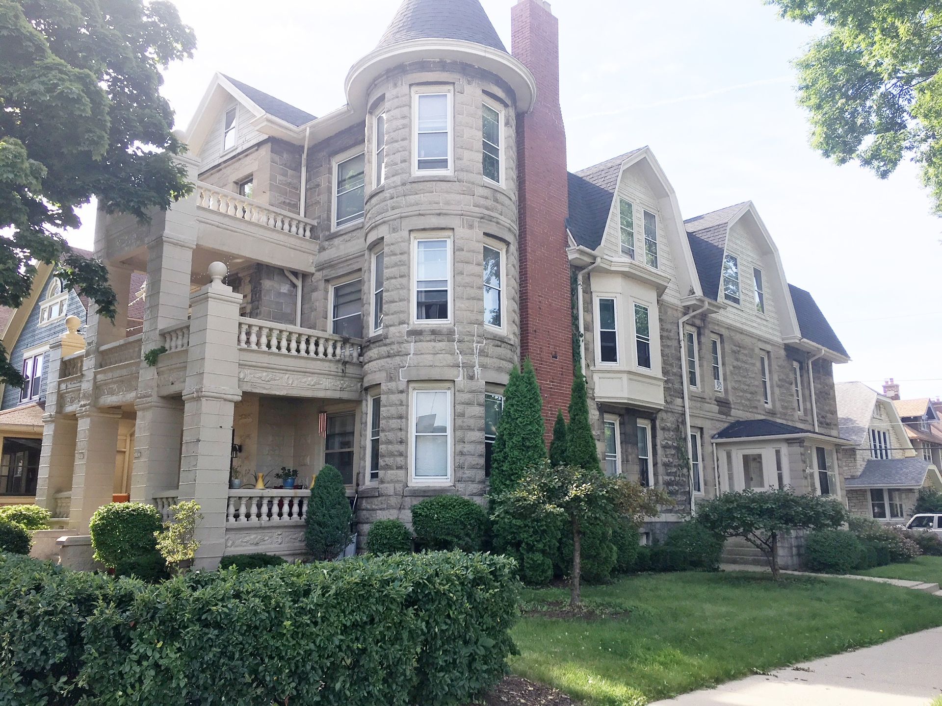Milwaukee Apartment: 2103 E Kenwood Blvd