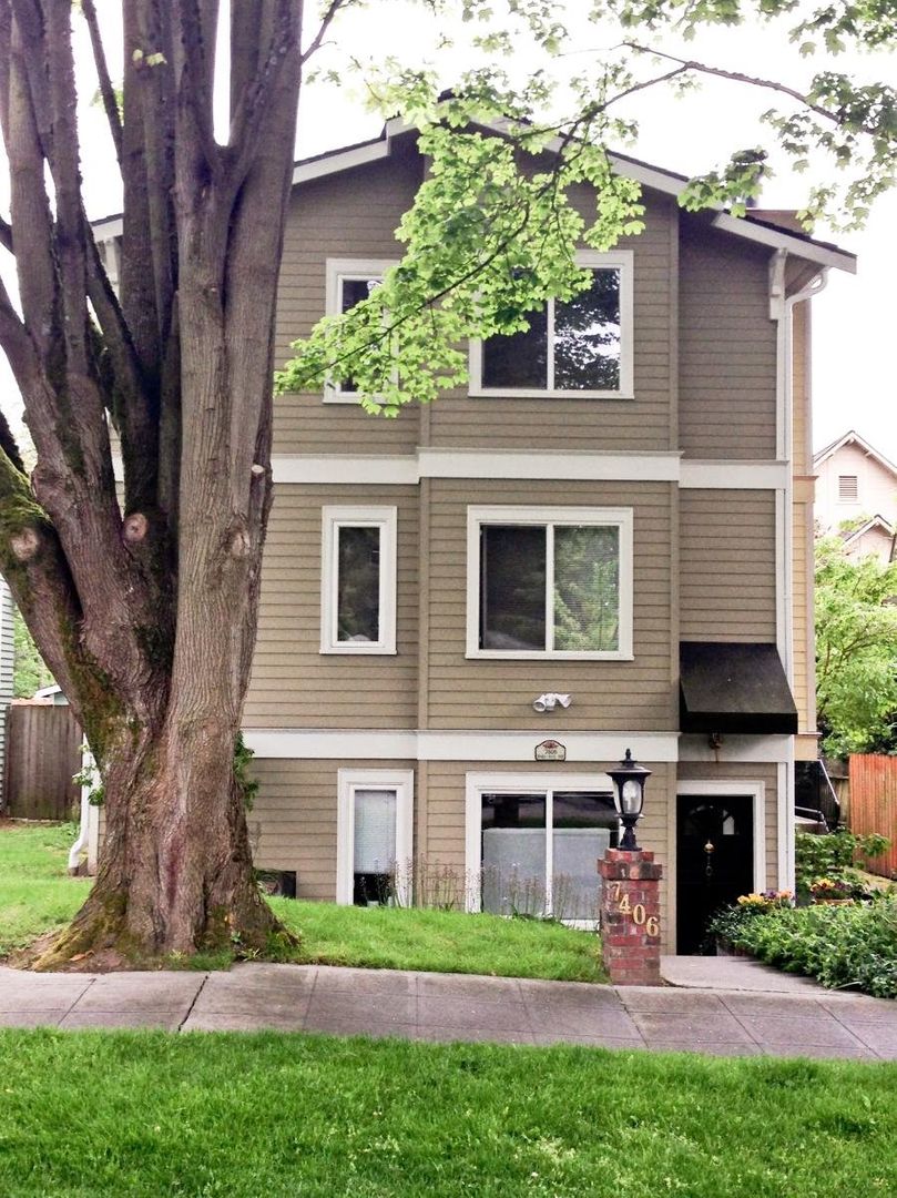 Seattle Apartment: 7406 2nd Avenue NE