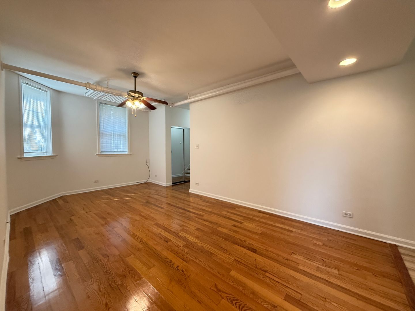 Chicago Apartment: 1900 W Farwell Ave